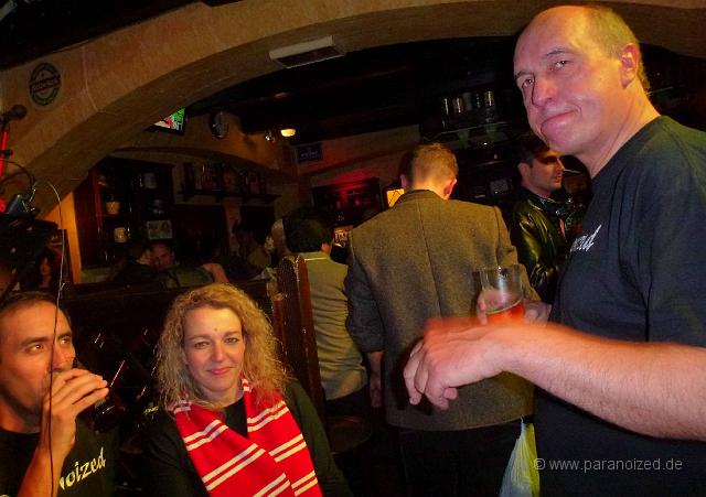 2013 Bayern Triple im Kilians 23.jpg - Und immer schön trinken... Mann, war es heiss da unten!